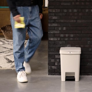 Balde de Lixo com Pedal StepUp 25 L Bege Suave